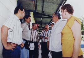 Fotografía de varias personas en una finca acompañadas por Jorge Sauma Aguilar, gerente general, ...