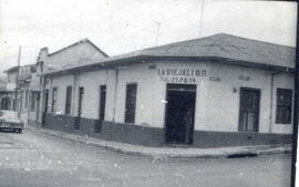 Contacto del edificio de la pulpería y Cantina La Vieja Lira, situado en avenida 12, calle 7 San ...