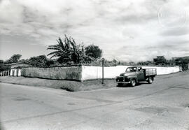 Fotografía de una tapia de adobe ubicada en avenida segunda del cantón Santo Domingo. Propiedad d...