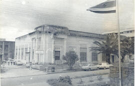 Fotografía del edificio de la morgue judicial. Situado entre avenidas 6 y 8, calle 19. Antigua Un...