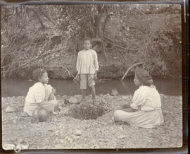 Fotografías de dos niñas y un niño, en la orilla del Río Santa Bárbara, cerca de Santa Cruz. Guan...