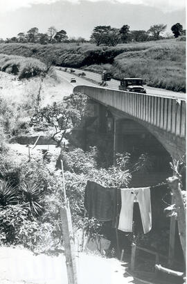 Fotografía del puente sobre la Autopista Wilson actualmente Autorpista General Cañas. San José