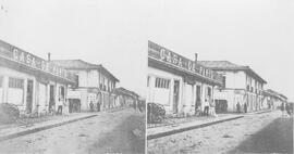 Fotografías estereoscópicas de la Avenida Central hacia el este, desde la Calle Central. La Casa ...