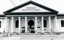 Fotografías con imágenes del edificio de la Escuela Juan Rafael Mora, ubicado 100 metros al oeste...