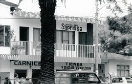 Fotografía de un edificio en San Marcos de Tarrazú, con varios negocios Filial Deportivo Saprissa...