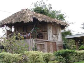 Fotografías de casas tradicionales de indígenas malekus en el cantón de Guatuso en Alajuela
