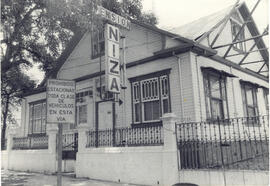 Fotografías de vistas del frente de la casa ocupada por la Pensión Niza, en calle 40-42, Paseo Co...