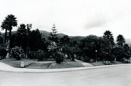 Fotografías con imágenes del parque de Santa María de Dota. En una de las tomas se observa las ma...