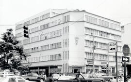 Fotografía del edificio que alberga un local de especialidades médicas y la farmacia Hospital, ub...