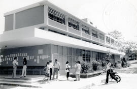 Fotografías con imágenes del edificio de la Facultad de Ciencias Económicas de la Universidad de ...