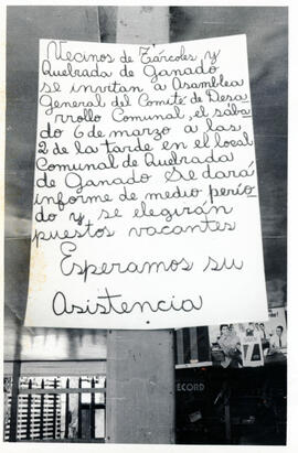 Fotografía de un cartel del Comité de Desarrollo Comunal. En él se invita a los vecinos de Tárcol...