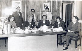 Fotografías de la firma del contrato para la construcción del edificio del Liceo Técnico Profesio...