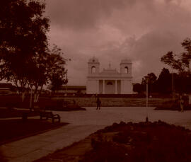 Negativo de la Iglesia del Rosario, vista desde el Parque de Santo Domingo Heredia