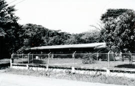 Fotografías con la imagen del edificio de la Escuela de Enseñanza Especial, situado 100 metros al...