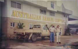 Fotografía del viaje a Australian Banana Company, Jorge Sauma a la izquierda y de lado derecho se...