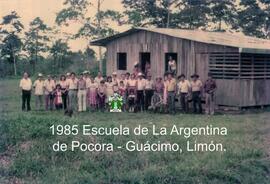 Fotografía de personal docente y alumnos en las afueras de la escuela La Argentina, pueblo Argent...