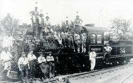 Fotografía de la locomotora número 34 de la Northen Railway Company 1906-1909. Aparecen trabajado...