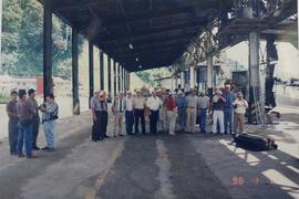 Fotografía de grupo de personas en un muelle