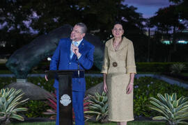 Fotografías del Presidente de la República, Rodrigo Chaves Robles, celebrando la iluminación de e...