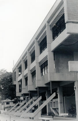 Fotografía con la imagen del edificio administrativo B y Rectoría de la Universidad de Costa Rica...