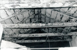 Fotografías de una Posada de Atenas. Construcción en maderas y bastante deteriorada. Se observan ...