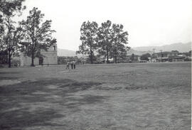 Fotografía de la Plaza de deportes del Zapote, situada frente al templo de la iglesia católica Sa...