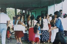 Fotografía de un grupo grande de personas esperando en la feria de salud en Proyecto Agroindustri...