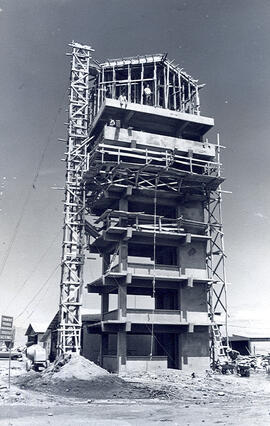 Fotografías de la construcción de el edificio de la Torre de Control del Aeropuerto Tobías Bolaño...