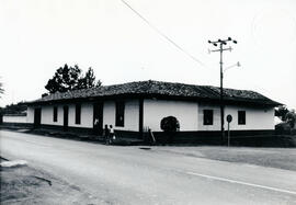 Fotografías de una casa de adobe, ubicada 300 metros al Norte del Cementerio de Santo Domingo. Pr...