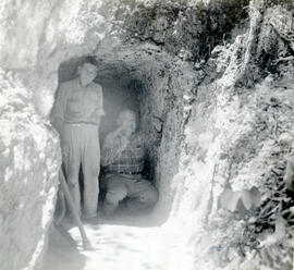Fotografía de los mineros Tomás Salazar Peñarando y Virgilio Santamaría Ramírez explorando terren...