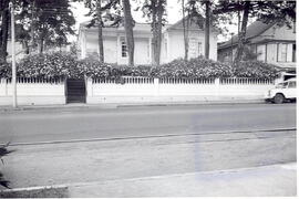Fotografía de una casa de habitación, situada en avenida central, carretera a San Pedro de Montes...