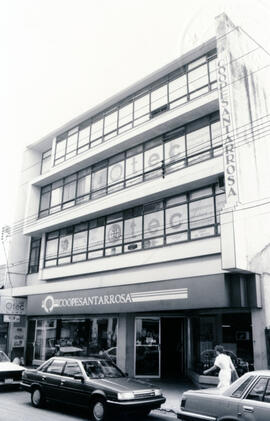Fotografía de la fachada del edificio de Coope Santarrosa. Ocupado anteriormente por el Banco Pop...