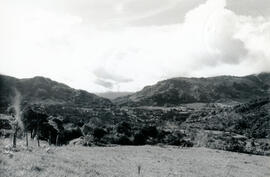 Fotografías panorámicas de Santa María de Dota y los cerros al este del lugar por donde pasa un r...