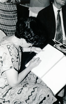 Fotografía de Elizabeth Fonseca, profesora de la Universidad de Costa Rica, en la firma del Proto...