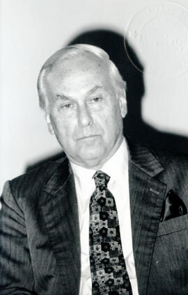 Fotografía de Rodrigo Madrigal Nieto, Ministro de relaciónes Exteriores, en su visita al Archivo ...