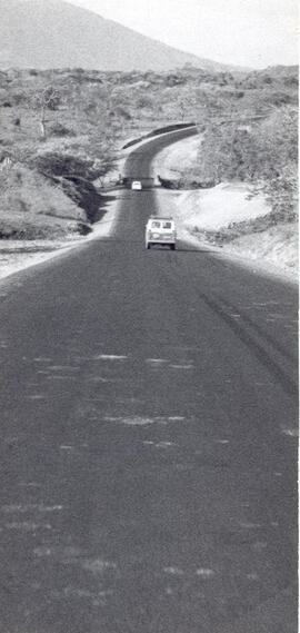 Fotografía de una de las carreteras construídas por el Ministerio de Obras Públicas y Transportes...