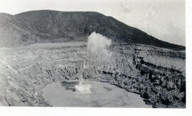 Fotografías panorámicas del volcán Poás en erupción. Tomas del cráter y algunos acercamientos de ...