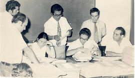 Fotografía con la imagen de la firma de la licitación para la compra de repuestos del sobrante de...