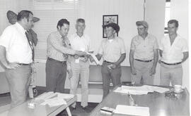 Fotografías de la entrega del cheque a los carretoneros en el Departamento Legal del Ministerio d...