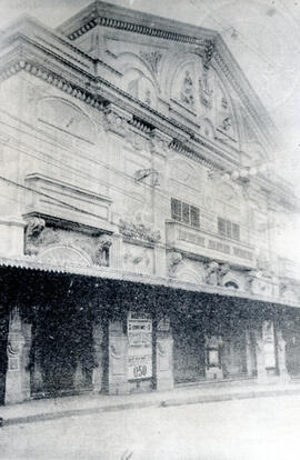 Fotografía de la fachada principal del Teatro Variedades. Ubicada en calle 5 entre avenidas centr...