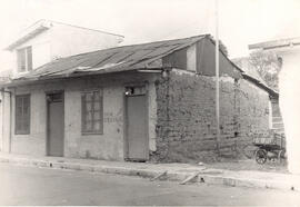 Fotografía de casa de adobes, situada en avenida 2, calles 13 y 15, lado sur San José Costa Rica