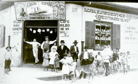 Fotografía con la imagen de la familia de Dolores Solera, y otras personas, posando frente al alm...