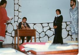 Fotografía del grupo de teatro del Archivo Nacional durante la interpretación de la obra "Po...