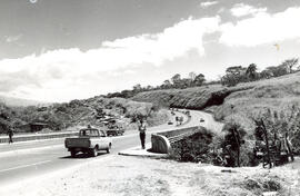 Fotografía del puente de la Autopista Wilson y de los tugurios Colóndantes. San José