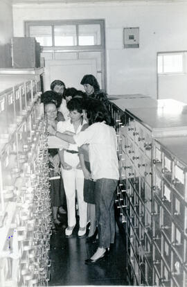 Fotografía de alumnos de una escuela de comercio en su recorrido por las instalaciones del Archiv...