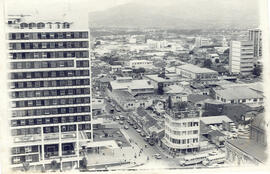 Fotografía panorámica del edificio de la Caja Costarricense de Seguro Social, costado este San José