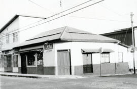 Fotografías de varios negocios y casas de habitación, al costado sur del parque de Tibás San José