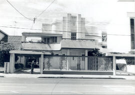 Fotografía de una residencia de estilo moderno ubicada en el Paseo Colón. Calle 26-28 Sur. San José