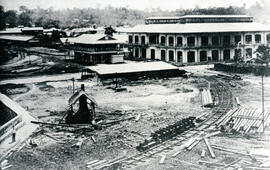 Fotografía del patio de Limón, se muestra el momento en que estaba en construcción el muelle de l...