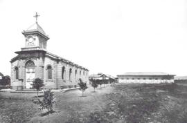 Fotografía del Asilo de Pobres. Se aprecia, en primer plano, el edificio de una iglesia sin ident...